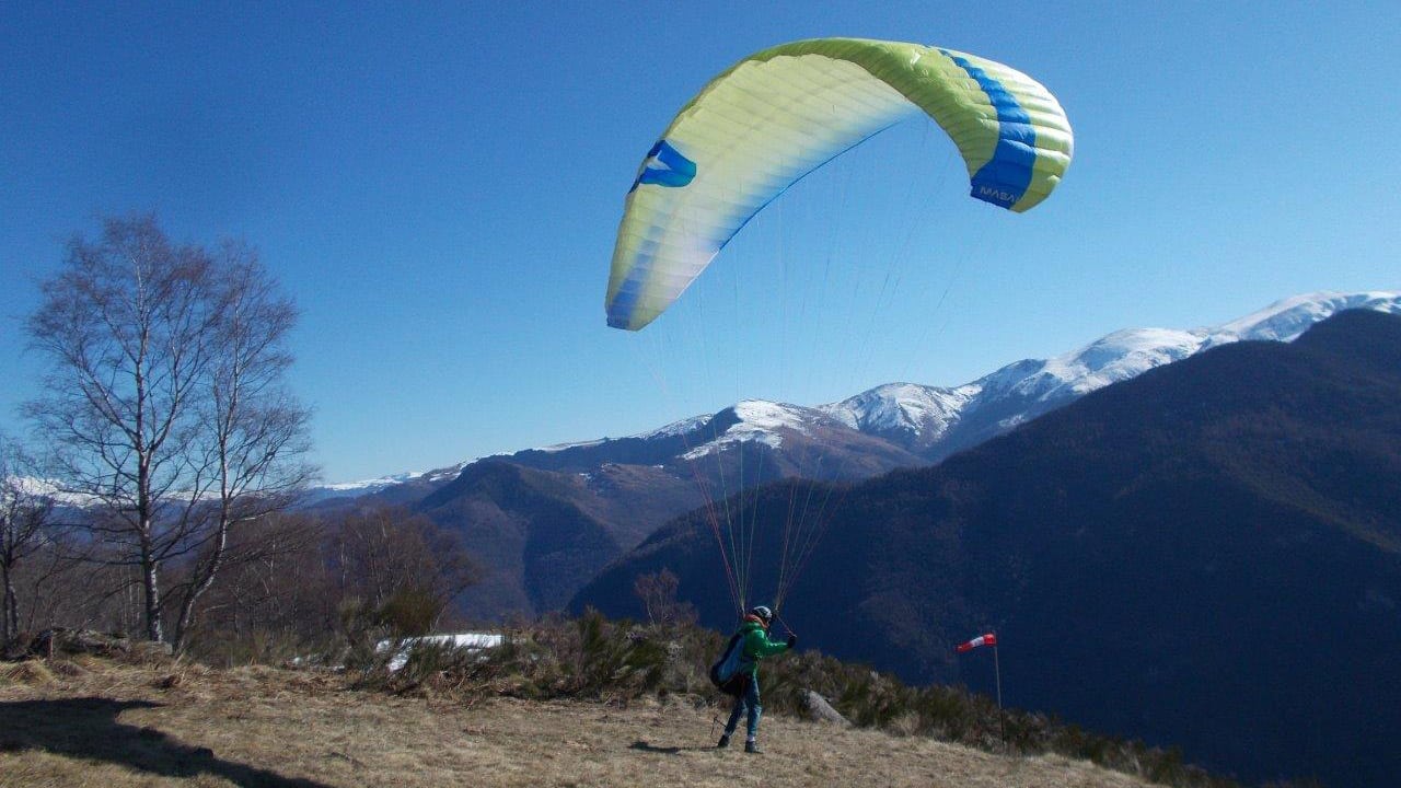 Décollage de parapente d'Orus dans le Val de SOS en Ariège