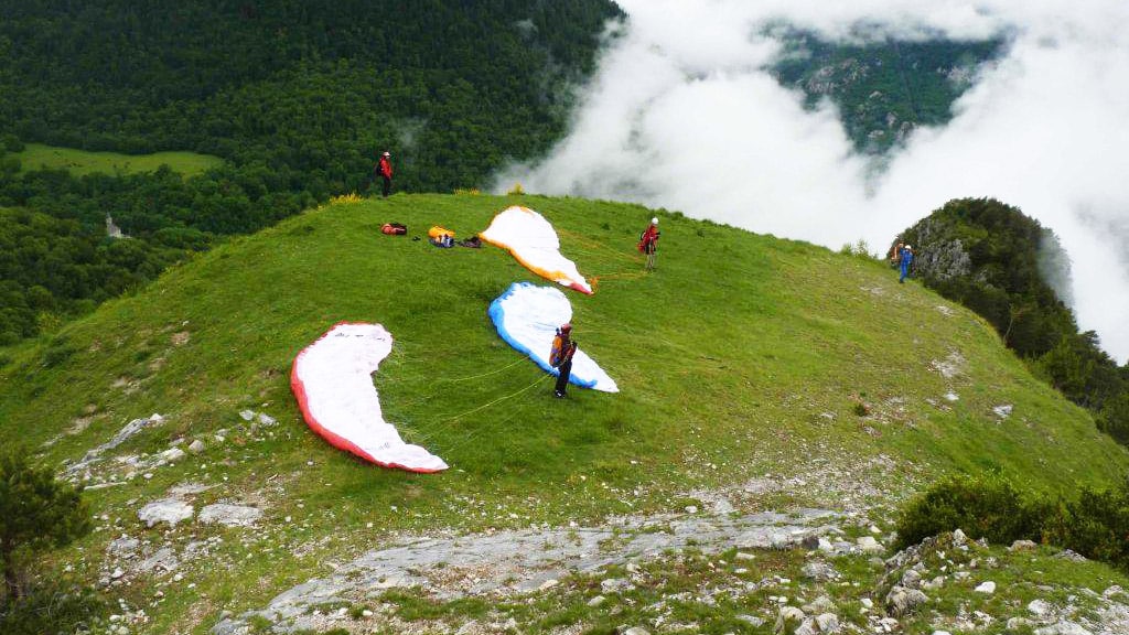 Décollage de parapente du Risoul dans le Val de SOS en Ariège
