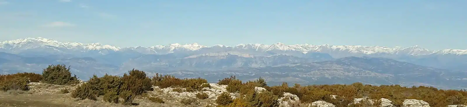 Vue de la chaine des Pyrénées depuis le décollage dAger en Espagne