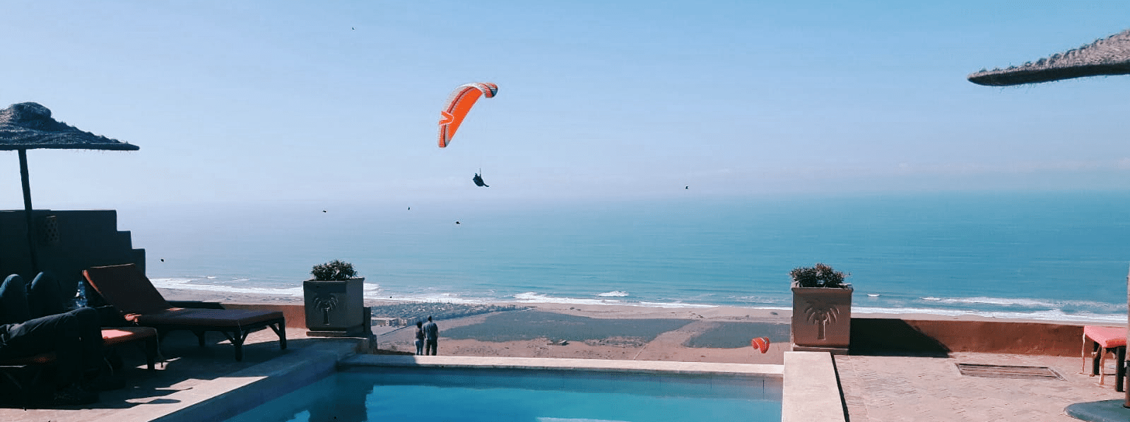 Parapente au-dessus de la côte d’Aglou au Maroc, vue sur l’océan Atlantique — illustration des nouvelles règles de vol pour pilotes étrangers en 2025