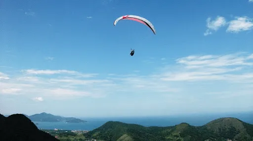 Parapente au-dessus des montagnes au site de Moulis, près de Saint-Girons en Ariège