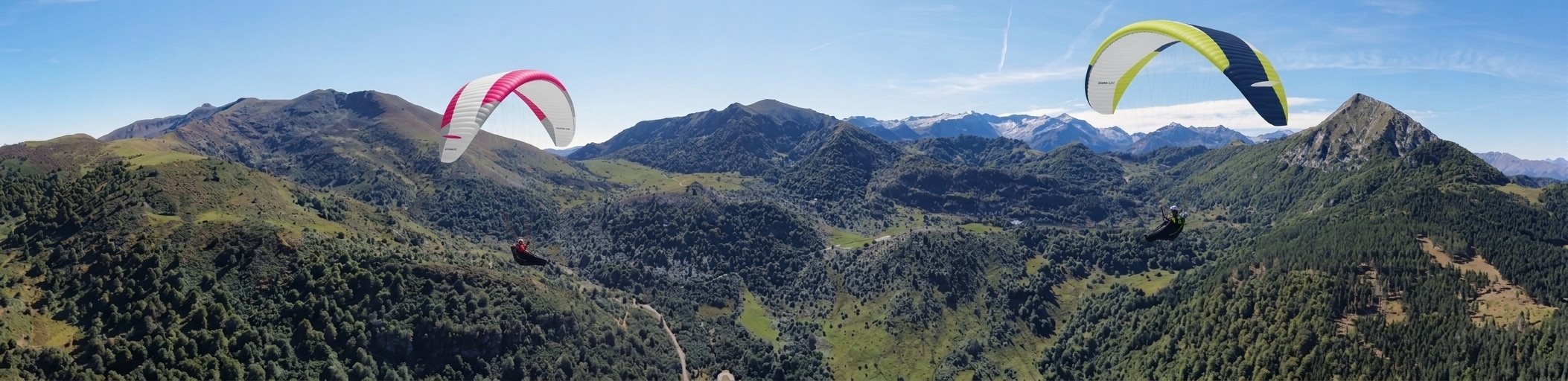 Parapentes en vol au Port de Lers en Ariège dans les Pyrénées